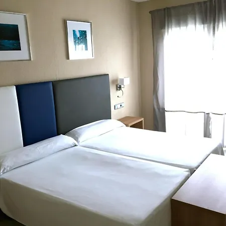 Pleasant In Near Playa 아파트 베날마데나코스타